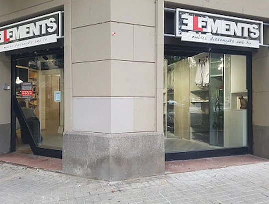 Fachada de la tienda Elements de armarios a medida en Rocafort 143, Eixample (Barcelona)